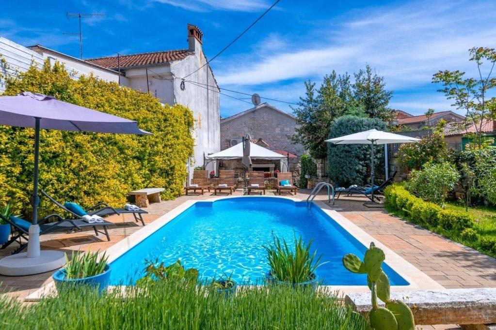 Villa Kazun With Private Pool And Two Gardens Marčana Exteriör bild
